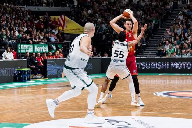 BBL Pokal: Vet-Concept Gladiators Trier - FC Bayern München; 16.11.2025 Eli Brooks (Vet-Concept Gladiators Trier, 55), Johannes Voigtmann (FC Bayern München, 7) am Ball BBL Pokal: Vet-Concept Gladiators Trier - FC Bayern München; Trier, SWT Arena, 16.11.2025 Copyright: xBEAUTIFULxSPORTS Wunderlx