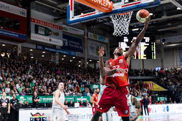 BBL Pokal: Vet-Concept Gladiators Trier - FC Bayern München; 16.11.2025 Isiaha Mike (FC Bayern München, 22) im Wurf BBL Pokal: Vet-Concept Gladiators Trier - FC Bayern München; Trier, SWT Arena, 16.11.2025 Copyright: xBEAUTIFULxSPORTS Wunderlx