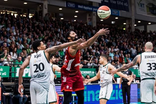 BBL Pokal: Vet-Concept Gladiators Trier - FC Bayern München; 16.11.2025 Urald King (Vet-Concept Gladiators Trier, 20), Spencer Dinwiddie (FC Bayern München, 26) am Ball BBL Pokal: Vet-Concept Gladiators Trier - FC Bayern München; Trier, SWT Arena, 16.11.2025 Copyright: xBEAUTIFULxSPORTS Wunderlx