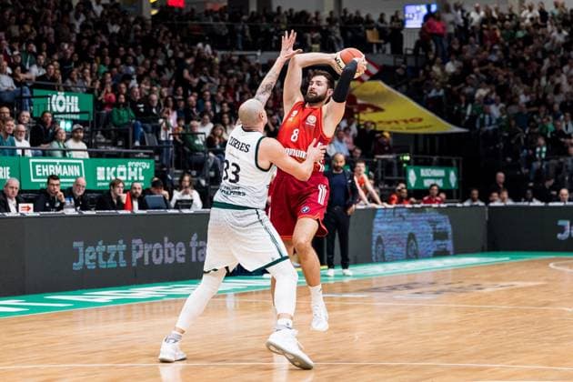 BBL Pokal: Vet-Concept Gladiators Trier - FC Bayern München; 16.11.2025 Maik Zirbes (Vet-Concept Gladiators Trier, 33), Leon Kratzer (FC Bayern München, 8) am Ball BBL Pokal: Vet-Concept Gladiators Trier - FC Bayern München; Trier, SWT Arena, 16.11.2025 Copyright: xBEAUTIFULxSPORTS Wunderlx