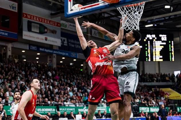 BBL Pokal: Vet-Concept Gladiators Trier - FC Bayern München; 16.11.2025 Vladimir Lucic (FC Bayern München, 11) im Wurf, Urald King (Vet-Concept Gladiators Trier, 20) BBL Pokal: Vet-Concept Gladiators Trier - FC Bayern München; Trier, SWT Arena, 16.11.2025 Copyright: xBEAUTIFULxSPORTS Wunderlx