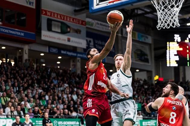 BBL Pokal: Vet-Concept Gladiators Trier - FC Bayern München; 16.11.2025 Spencer Dinwiddie (FC Bayern München, 26) im Wurf, Marco Hollersbacher (Vet-Concept Gladiators Trier, 9) BBL Pokal: Vet-Concept Gladiators Trier - FC Bayern München; Trier, SWT Arena, 16.11.2025 Copyright: xBEAUTIFULxSPORTS Wunderlx