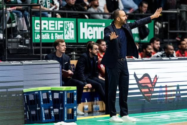 BBL Pokal: Vet-Concept Gladiators Trier - FC Bayern München; 16.11.2025 TJ Parker (Assistant Coach FC Bayern München) gestikuliert BBL Pokal: Vet-Concept Gladiators Trier - FC Bayern München; Trier, SWT Arena, 16.11.2025 Copyright: xBEAUTIFULxSPORTS Wunderlx
