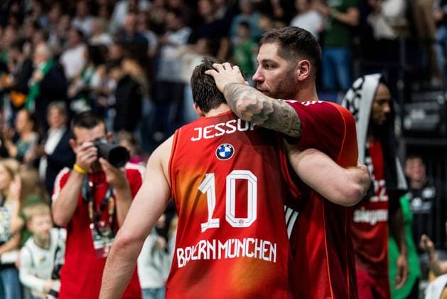 BBL Pokal: Vet-Concept Gladiators Trier - FC Bayern München; 16.11.2025 Justinian Jessup (FC Bayern München, 10) und Stefan Jovic (FC Bayern München, 16) umarmen sich nach dem Sieg BBL Pokal: Vet-Concept Gladiators Trier - FC Bayern München; Trier, SWT Arena, 16.11.2025 Copyright: xBEAUTIFULxSPORTS Wunderlx