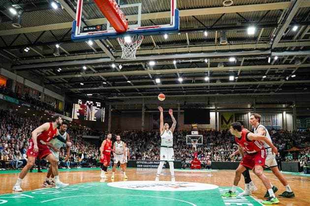 16.11.2025, xdaymx, Basketball DBB-Pokal, Gladiators Trier - FC Bayern München Freiwurf Maik Zirbes (Trier) (DFL DFB REGULATIONS PROHIBIT ANY USE OF PHOTOGRAPHS as IMAGE SEQUENCES and or QUASI-VIDEO) Trier