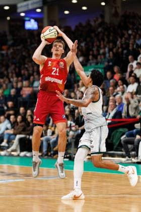 Justus Hollatz (FC Bayern Basketball) im Zweikampf mit Eli Brooks (Gladiators Trier), Vet Concept Gladiators Trier vs FC Bayern Basketball, Basketball, BBL Pokal, Viertelfinale, Saison 2025 2026, 16.11.2025 Vet Concept Gladiators Trier vs FC Bayern Basketball, Basketball, BBL Pokal, Viertelfinale, Saison 2025 2026, 16.11.2025 Copyright: xEibner-Pressefoto AlexanderxNeisx EP_ANS