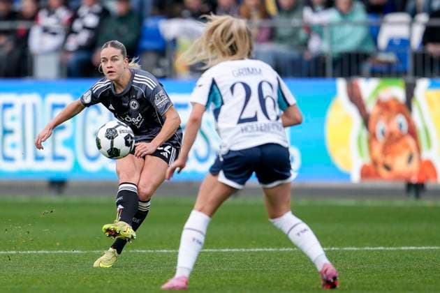 v.li.: Nadine Riesen (SGE, 22), Janna Grimm (TSG, 26), Aktion, Action, Spielszene, 16.11.2025, Sinsheim (Hoffenheim) (Deutschland), Fussball, DFB-Pokal der Frauen, Achtelfinale, TSG 1899 Hoffenheim - Eintracht Frankfurt, DFB DFL REGULATIONS PROHIBIT ANY USE OF PHOTOGRAPHS AS IMAGE SEQUENCES AND OR QUASI-VIDEO.