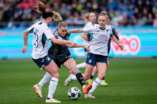 v.li.: Wielle Douma (Wianda Ellen Geertruida Douma, TSG, 13), Laura Freigang (SGE, 10), Vanessa Diehm (TSG, 6),l Zweikampf, Spielszene, Duell, duel, tackle, tackling, Dynamik, Action, Aktion, 16.11.2025, Sinsheim (Hoffenheim) (Deutschland), Fussball, DFB-Pokal der Frauen, Achtelfinale, TSG 1899 Hoffenheim - Eintracht Frankfurt, DFB DFL REGULATIONS PROHIBIT ANY USE OF PHOTOGRAPHS AS IMAGE SEQUENCES AND OR QUASI-VIDEO.