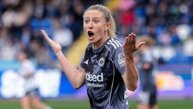 Rebecka Blomqvist (SGE, 28), gibt Anweisungen, gestikuliert, mit den Armen gestikulieren, Einzelbild, Einzelfoto, Aktion, Action, 16.11.2025, Sinsheim (Hoffenheim) (Deutschland), Fussball, DFB-Pokal der Frauen, Achtelfinale, TSG 1899 Hoffenheim - Eintracht Frankfurt, DFB DFL REGULATIONS PROHIBIT ANY USE OF PHOTOGRAPHS AS IMAGE SEQUENCES AND OR QUASI-VIDEO.