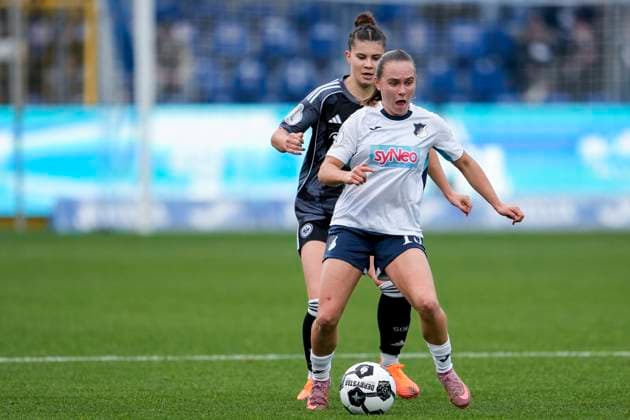 v.li.: Noemi Ivelj (SGE, 4), Marie Steiner (TSG, 19), Zweikampf, Spielszene, Duell, duel, tackle, tackling, Dynamik, Action, Aktion, 16.11.2025, Sinsheim (Hoffenheim) (Deutschland), Fussball, DFB-Pokal der Frauen, Achtelfinale, TSG 1899 Hoffenheim - Eintracht Frankfurt, DFB DFL REGULATIONS PROHIBIT ANY USE OF PHOTOGRAPHS AS IMAGE SEQUENCES AND OR QUASI-VIDEO.