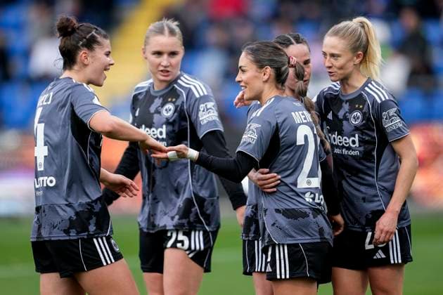 v.li.: Noemi Ivelj (SGE, 4), Jella Veit (SGE, 25), Torschützin Ereleta Memeti (SGE, 27), Geraldine Reuteler (SGE, 14), Rebecka Blomqvist (SGE, 28), Spielerinnen von Eintracht Frankfurt (SGE), jubeln über das Tor zum 2:4, Jubel, Torjubel, Torerfolg, celebrate the goal, goal, celebration, jubelt ueber das Tor, Freuen, Freude, freut sich, optimistisch, positiv, Spielszene, Highlight, Action, Aktion, 16.11.2025, Sinsheim (Hoffenheim) (Deutschland), Fussball, DFB-Pokal der Frauen, Achtelfinale, TSG 1899 Hoffenheim - Eintracht Frankfurt, DFB DFL REGULATIONS PROHIBIT ANY USE OF PHOTOGRAPHS AS IMAGE SEQUENCES AND OR QUASI-VIDEO.