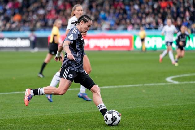 Geraldine Reuteler (SGE, 14), am Ball, Freisteller, Ganzkörper, Einzelbild, Einzelfoto, Aktion, Action, 16.11.2025, Sinsheim (Hoffenheim) (Deutschland), Fussball, DFB-Pokal der Frauen, Achtelfinale, TSG 1899 Hoffenheim - Eintracht Frankfurt, DFB DFL REGULATIONS PROHIBIT ANY USE OF PHOTOGRAPHS AS IMAGE SEQUENCES AND OR QUASI-VIDEO.