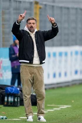 Niko Arnautis (Trainer, Cheftrainer, SGE), gibt Anweisungen, gestikuliert, mit den Armen gestikulieren, Freisteller, Ganzkörper, Einzelbild, Einzelfoto, Aktion, Action, 16.11.2025, Sinsheim (Hoffenheim) (Deutschland), Fussball, DFB-Pokal der Frauen, Achtelfinale, TSG 1899 Hoffenheim - Eintracht Frankfurt, DFB DFL REGULATIONS PROHIBIT ANY USE OF PHOTOGRAPHS AS IMAGE SEQUENCES AND OR QUASI-VIDEO.