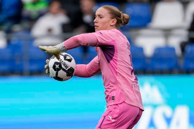 Laura Johanna Dick (Torwart, Torhüterin, TSG, 1) beim Abwurf, abwerfen, Einzelbild, Einzelfoto, Aktion, Action, 16.11.2025, Sinsheim (Hoffenheim) (Deutschland), Fussball, DFB-Pokal der Frauen, Achtelfinale, TSG 1899 Hoffenheim - Eintracht Frankfurt, DFB DFL REGULATIONS PROHIBIT ANY USE OF PHOTOGRAPHS AS IMAGE SEQUENCES AND OR QUASI-VIDEO.