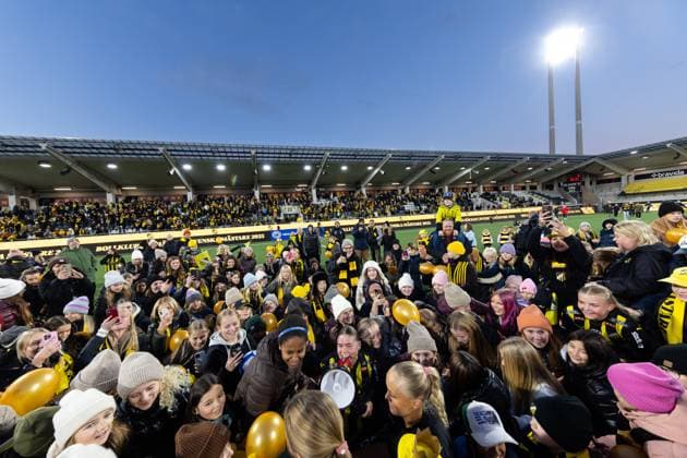 251116 Häckens Hanna Wijk jublar med supportrar efter vinsten i Damallsvenskan och fotbollsmatchen i Damallsvenskan mellan Häcken och Pitea den 16 november 2025 i Göteborg. Copyright: MICHAELxERICHSEN BB251116MI114