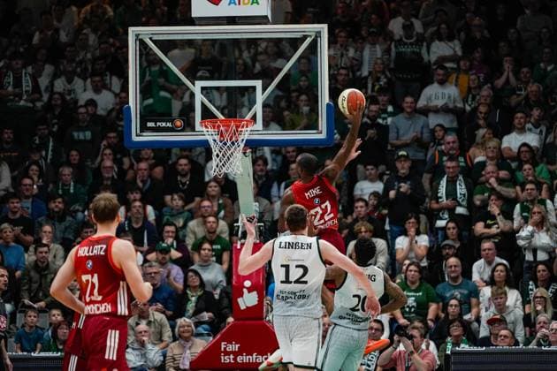16.11.2025, xdaymx, Basketball DBB-Pokal, Gladiators Trier - FC Bayern München Dunking von Isiaha Mike (Bayern) (DFL DFB REGULATIONS PROHIBIT ANY USE OF PHOTOGRAPHS as IMAGE SEQUENCES and or QUASI-VIDEO) Trier