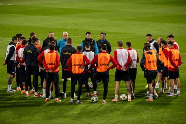 Training session of Montenegro National Football Team Head coach of Montenegro Mirko Vucinic talks with players during Montenegro national team, Nationalteam training session on November 16, 2025 in Podgorica, Montenegro ahead FIFA World Cup, WM, Weltmeisterschaft, Fussball qualifier match between Montenegro and Croatia. The football match between Montenegro and Croatia is on November 17.  StefanxIvanovic PIXSELL