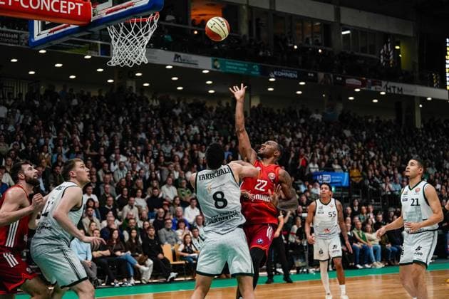 16.11.2025, xdaymx, Basketball DBB-Pokal, Gladiators Trier - FC Bayern München vl. Leon Kratzer (Bayern), Marten Linßen (Trier), Behnam Yakhchali (Trier), Isiaha Mike (Bayern), Eli Brooks (Trier) & Evans Rapieque (Trier) (DFL DFB REGULATIONS PROHIBIT ANY USE OF PHOTOGRAPHS as IMAGE SEQUENCES and or QUASI-VIDEO) Trier