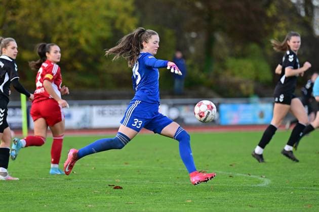 Fußball I Frauen I Saison 2025-2026 I Regionalliga Nord I 10. Spieltag I SV Henstedt-Ulzburg - SpVg Aurich I 16.11.2025 Jule Götz (33, SpVg Aurich) beim Abstoß. Henstedt-Ulzburg Beckersberg Stadion Schleswig-Holstein Deutschland Copyright: xLobeca WolfxGebhardtx