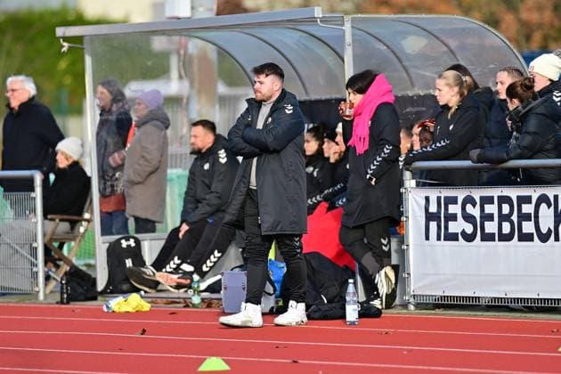 Fußball I Frauen I Saison 2025-2026 I Regionalliga Nord I 10. Spieltag I SV Henstedt-Ulzburg - SpVg Aurich I 16.11.2025 Bildmitte: Co-Trainer Tobias Petersen (SV Henstedt-Ulzburg). Henstedt-Ulzburg Beckersberg Stadion Schleswig-Holstein Deutschland Copyright: xLobeca WolfxGebhardtx