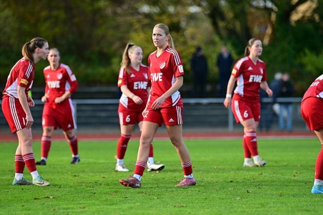 Fußball I Frauen I Saison 2025-2026 I Regionalliga Nord I 10. Spieltag I SV Henstedt-Ulzburg - SpVg Aurich I 16.11.2025 SpVg Aurich in Erwartung eines Eckballs, in der Bildmitte Sanne Albring (12, SpVg Aurich). Henstedt-Ulzburg Beckersberg Stadion Schleswig-Holstein Deutschland Copyright: xLobeca WolfxGebhardtx