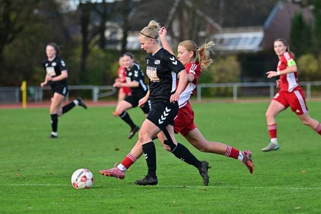Fußball I Frauen I Saison 2025-2026 I Regionalliga Nord I 10. Spieltag I SV Henstedt-Ulzburg - SpVg Aurich I 16.11.2025 Zweikampf, Duell: Jennifer Michel (77, SV Henstedt-Ulzburg) und Sanne Albring (12, SpVg Aurich). Henstedt-Ulzburg Beckersberg Stadion Schleswig-Holstein Deutschland Copyright: xLobeca WolfxGebhardtx
