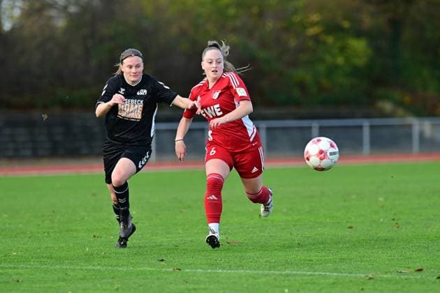 Fußball I Frauen I Saison 2025-2026 I Regionalliga Nord I 10. Spieltag I SV Henstedt-Ulzburg - SpVg Aurich I 16.11.2025 Zweikampf, Duell: Vera Homp (20, SV Henstedt-Ulzburg) und Nele Hartstein (16, SpVg Aurich). Henstedt-Ulzburg Beckersberg Stadion Schleswig-Holstein Deutschland Copyright: xLobeca WolfxGebhardtx