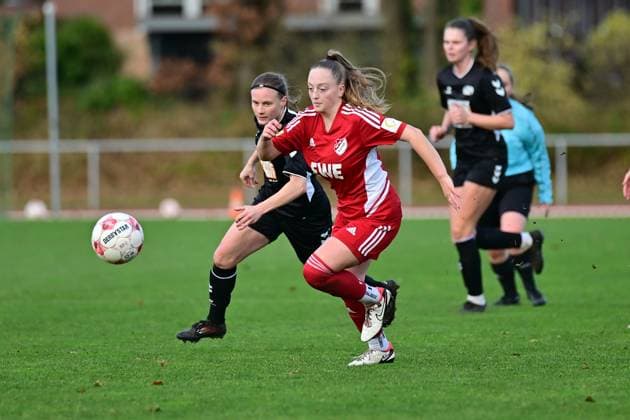 Fußball I Frauen I Saison 2025-2026 I Regionalliga Nord I 10. Spieltag I SV Henstedt-Ulzburg - SpVg Aurich I 16.11.2025 Zweikampf, Duell: Vera Homp (20, SV Henstedt-Ulzburg) und Nele Hartstein (16, SpVg Aurich). Henstedt-Ulzburg Beckersberg Stadion Schleswig-Holstein Deutschland Copyright: xLobeca WolfxGebhardtx