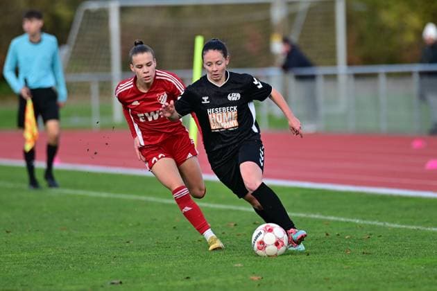 Fußball I Frauen I Saison 2025-2026 I Regionalliga Nord I 10. Spieltag I SV Henstedt-Ulzburg - SpVg Aurich I 16.11.2025 Zweikampf, Duell: Sophie Musal (22, SpVg Aurich) und Michelle Hille (10, SV Henstedt-Ulzburg). Henstedt-Ulzburg Beckersberg Stadion Schleswig-Holstein Deutschland Copyright: xLobeca WolfxGebhardtx