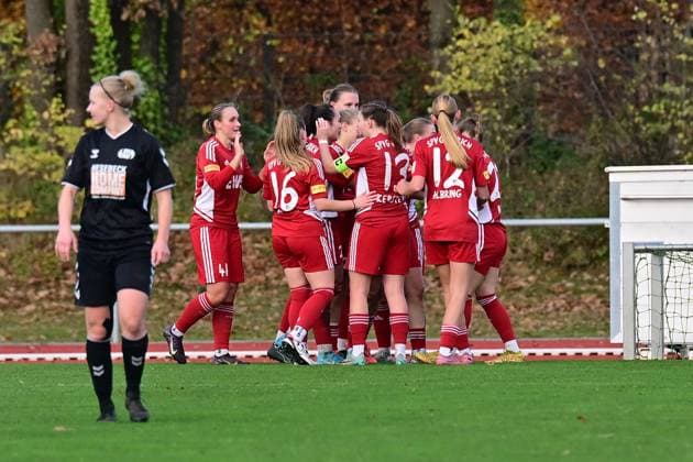 Fußball I Frauen I Saison 2025-2026 I Regionalliga Nord I 10. Spieltag I SV Henstedt-Ulzburg - SpVg Aurich I 16.11.2025 Torjubel, Jubel, Begeisterung, Enthusiasmus, Euphorie, Freude, Glücksgefühl, Heiterkeit bei: SpVg Aurich. Henstedt-Ulzburg Beckersberg Stadion Schleswig-Holstein Deutschland Copyright: xLobeca WolfxGebhardtx
