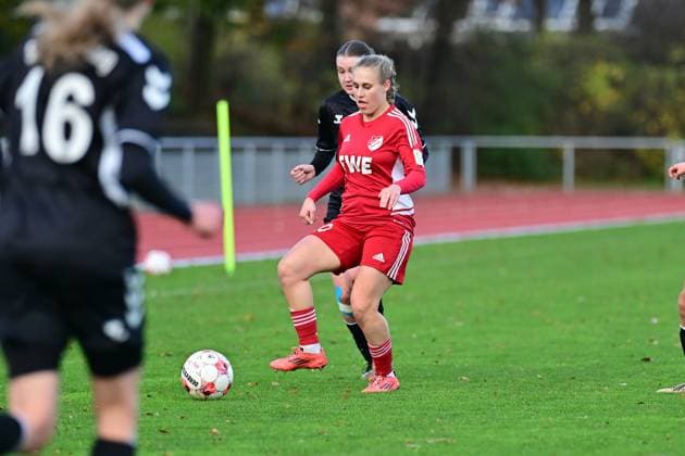 Fußball I Frauen I Saison 2025-2026 I Regionalliga Nord I 10. Spieltag I SV Henstedt-Ulzburg - SpVg Aurich I 16.11.2025 Ana-Carolin Hoffmann (20, SpVg Aurich) am Ball, hinter ihr Liv Rike Fuß (21, SV Henstedt-Ulzburg). Henstedt-Ulzburg Beckersberg Stadion Schleswig-Holstein Deutschland Copyright: xLobeca WolfxGebhardtx