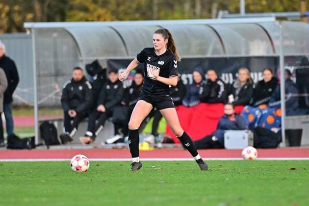 Fußball I Frauen I Saison 2025-2026 I Regionalliga Nord I 10. Spieltag I SV Henstedt-Ulzburg - SpVg Aurich I 16.11.2025 Indra Hahn (7, SV Henstedt-Ulzburg) am Ball. Henstedt-Ulzburg Beckersberg Stadion Schleswig-Holstein Deutschland Copyright: xLobeca WolfxGebhardtx