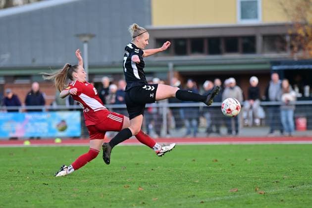 Fußball I Frauen I Saison 2025-2026 I Regionalliga Nord I 10. Spieltag I SV Henstedt-Ulzburg - SpVg Aurich I 16.11.2025 Zweikampf, Duell: Nele Hartstein (16, SpVg Aurich) und Jennifer Michel (77, SV Henstedt-Ulzburg). Henstedt-Ulzburg Beckersberg Stadion Schleswig-Holstein Deutschland Copyright: xLobeca WolfxGebhardtx