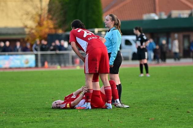 Fußball I Frauen I Saison 2025-2026 I Regionalliga Nord I 10. Spieltag I SV Henstedt-Ulzburg - SpVg Aurich I 16.11.2025 Nele Hartstein (16, SpVg Aurich) liegt mit Krämpfen auf dem Rasen, muss von Mitspielerin Marie Okoroh (24, SpVg Aurich) behandelt werden. Im Anschluss wird sie ausgewechselt. Henstedt-Ulzburg Beckersberg Stadion Schleswig-Holstein Deutschland Copyright: xLobeca WolfxGebhardtx