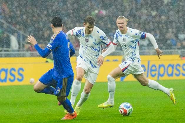 Football, World Cup qualification Italy Norway Milan , Italy 20251116 Norway s Alexander Sorloth and Erling Braut Haaland during the World Cup qualifying match in football between Norway and Italy at San Siro Photo Fredrik Varfjell NTB Milano Italy EDITORIAL USE ONLY RESTRICTED USE FOR BETTING COMPANIES  Copyright: xFredrikxVarfjellx xNTBx