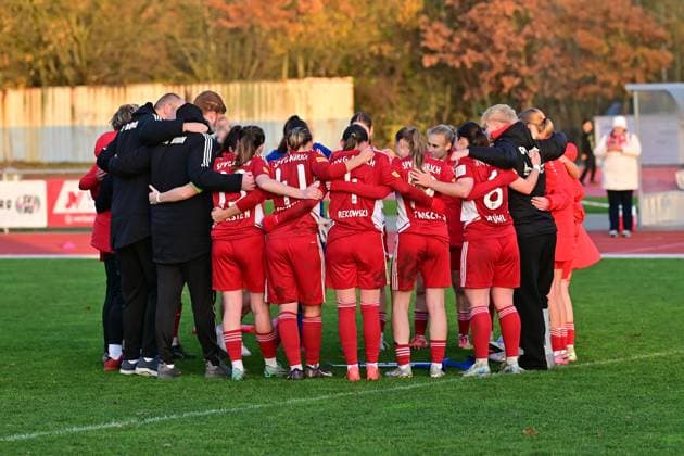 Fußball I Frauen I Saison 2025-2026 I Regionalliga Nord I 10. Spieltag I SV Henstedt-Ulzburg - SpVg Aurich I 16.11.2025 Nach dem Auswärtssieg steht die Mannschaft von SpVg Aurich im Mannschaftskreis. Henstedt-Ulzburg Beckersberg Stadion Schleswig-Holstein Deutschland Copyright: xLobeca WolfxGebhardtx