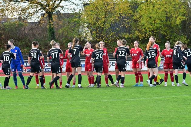 Fußball I Frauen I Saison 2025-2026 I Regionalliga Nord I 10. Spieltag I SV Henstedt-Ulzburg - SpVg Aurich I 16.11.2025 Die Mannschaften von SV Henstedt-Ulzburg und SpVg Aurich begrüßen sich. Henstedt-Ulzburg Beckersberg Stadion Schleswig-Holstein Deutschland Copyright: xLobeca WolfxGebhardtx