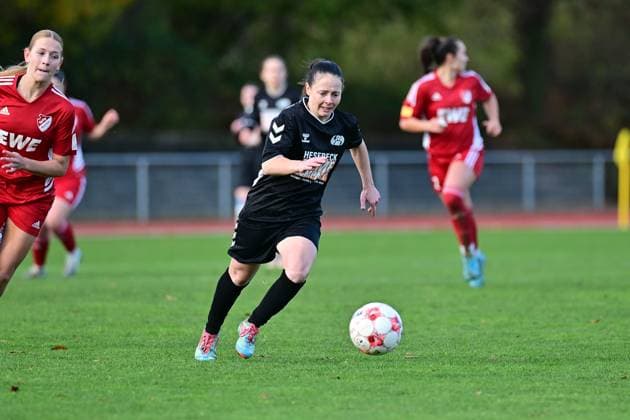 Fußball I Frauen I Saison 2025-2026 I Regionalliga Nord I 10. Spieltag I SV Henstedt-Ulzburg - SpVg Aurich I 16.11.2025 Michelle Hille (10, SV Henstedt-Ulzburg) fokussiert den Ball. Henstedt-Ulzburg Beckersberg Stadion Schleswig-Holstein Deutschland Copyright: xLobeca WolfxGebhardtx