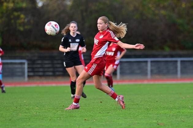Fußball I Frauen I Saison 2025-2026 I Regionalliga Nord I 10. Spieltag I SV Henstedt-Ulzburg - SpVg Aurich I 16.11.2025 Sanne Albring (12, SpVg Aurich) fokussiert den Ball. Henstedt-Ulzburg Beckersberg Stadion Schleswig-Holstein Deutschland Copyright: xLobeca WolfxGebhardtx