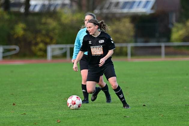 Fußball I Frauen I Saison 2025-2026 I Regionalliga Nord I 10. Spieltag I SV Henstedt-Ulzburg - SpVg Aurich I 16.11.2025 Vera Homp (20, SV Henstedt-Ulzburg) am Ball. Henstedt-Ulzburg Beckersberg Stadion Schleswig-Holstein Deutschland Copyright: xLobeca WolfxGebhardtx