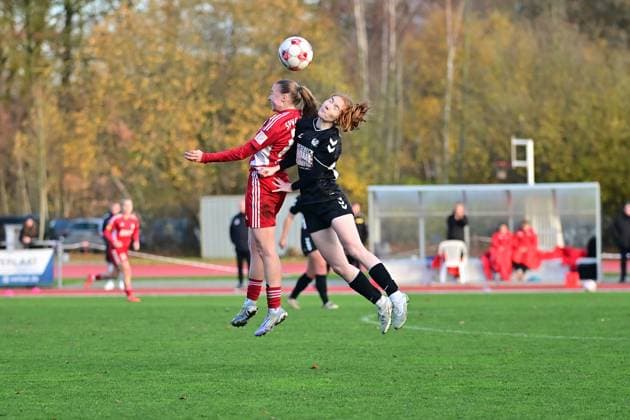 Fußball I Frauen I Saison 2025-2026 I Regionalliga Nord I 10. Spieltag I SV Henstedt-Ulzburg - SpVg Aurich I 16.11.2025 Zweikampf, Kopfballduell: Lara Frisch (19, SpVg Aurich) und Luisa Kern (19, SV Henstedt-Ulzburg) Henstedt-Ulzburg Beckersberg Stadion Schleswig-Holstein Deutschland Copyright: xLobeca WolfxGebhardtx