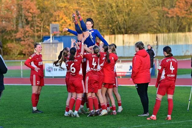 Fußball I Frauen I Saison 2025-2026 I Regionalliga Nord I 10. Spieltag I SV Henstedt-Ulzburg - SpVg Aurich I 16.11.2025 Jubel bei SpVg Aurich, die Spielerinnen lassen Torhüterin Jule Götz (33, SpVg Aurich) hoch leben und werfen sie in die Luft. Sie hatte entscheidenden Anteil am Auswärtssieg. Henstedt-Ulzburg Beckersberg Stadion Schleswig-Holstein Deutschland Copyright: xLobeca WolfxGebhardtx