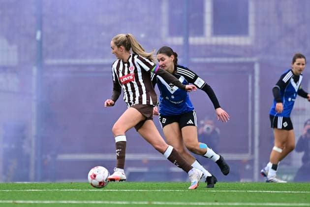 Fußball I Frauen I Saison 2025-2026 I Regionalliga Nord I 10. Spieltag I FC St. Pauli - Hamburger SV U20 I 16.11.2025 Annie Mcintosh Kingman (14, FC St. Pauli) Philine Diekhoff (6, Hamburger SV U20) Hamburg Stadion an der Feldstraße Hamburg Deutschland Copyright: xLobeca FelixxSchlikisx