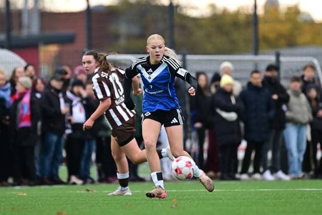 Fußball I Frauen I Saison 2025-2026 I Regionalliga Nord I 10. Spieltag I FC St. Pauli - Hamburger SV U20 I 16.11.2025 Lena Joy Martens (7, Hamburger SV U20) am Ball Hamburg Stadion an der Feldstraße Hamburg Deutschland Copyright: xLobeca FelixxSchlikisx