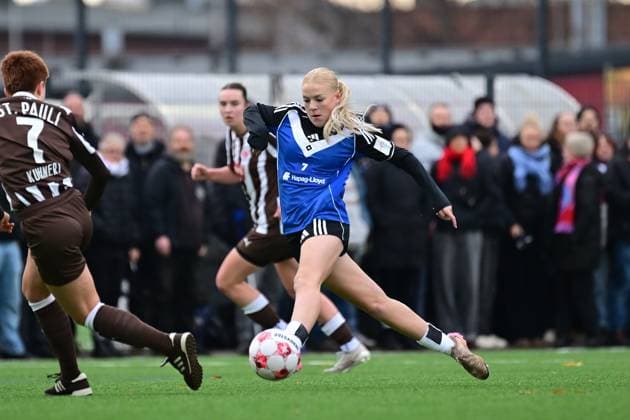 Fußball I Frauen I Saison 2025-2026 I Regionalliga Nord I 10. Spieltag I FC St. Pauli - Hamburger SV U20 I 16.11.2025 Lena Joy Martens (7, Hamburger SV U20) am Ball Hamburg Stadion an der Feldstraße Hamburg Deutschland Copyright: xLobeca FelixxSchlikisx