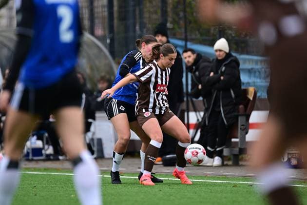 Fußball I Frauen I Saison 2025-2026 I Regionalliga Nord I 10. Spieltag I FC St. Pauli - Hamburger SV U20 I 16.11.2025 Philine Diekhoff (6, Hamburger SV U20) Lina Jubel (24, FC St. Pauli) Hamburg Stadion an der Feldstraße Hamburg Deutschland Copyright: xLobeca FelixxSchlikisx