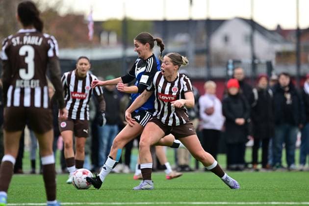 Fußball I Frauen I Saison 2025-2026 I Regionalliga Nord I 10. Spieltag I FC St. Pauli - Hamburger SV U20 I 16.11.2025 Philine Diekhoff (6, Hamburger SV U20) Merle Oppenheim (4, FC St. Pauli) Hamburg Stadion an der Feldstraße Hamburg Deutschland Copyright: xLobeca FelixxSchlikisx