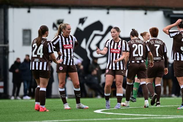 Fußball I Frauen I Saison 2025-2026 I Regionalliga Nord I 10. Spieltag I FC St. Pauli - Hamburger SV U20 I 16.11.2025 FC St. Pauli Frauen zusammen Hamburg Stadion an der Feldstraße Hamburg Deutschland Copyright: xLobeca FelixxSchlikisx