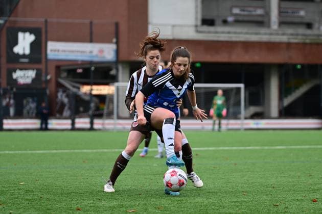 Fußball I Frauen I Saison 2025-2026 I Regionalliga Nord I 10. Spieltag I FC St. Pauli - Hamburger SV U20 I 16.11.2025 Nina Woitzik (5, FC St. Pauli) hinter Tarah Fee Burmann (8, Hamburger SV U20) Hamburg Stadion an der Feldstraße Hamburg Deutschland Copyright: xLobeca FelixxSchlikisx