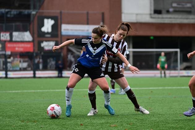 Fußball I Frauen I Saison 2025-2026 I Regionalliga Nord I 10. Spieltag I FC St. Pauli - Hamburger SV U20 I 16.11.2025 Nina Woitzik (5, FC St. Pauli) hinter Tarah Fee Burmann (8, Hamburger SV U20) Hamburg Stadion an der Feldstraße Hamburg Deutschland Copyright: xLobeca FelixxSchlikisx